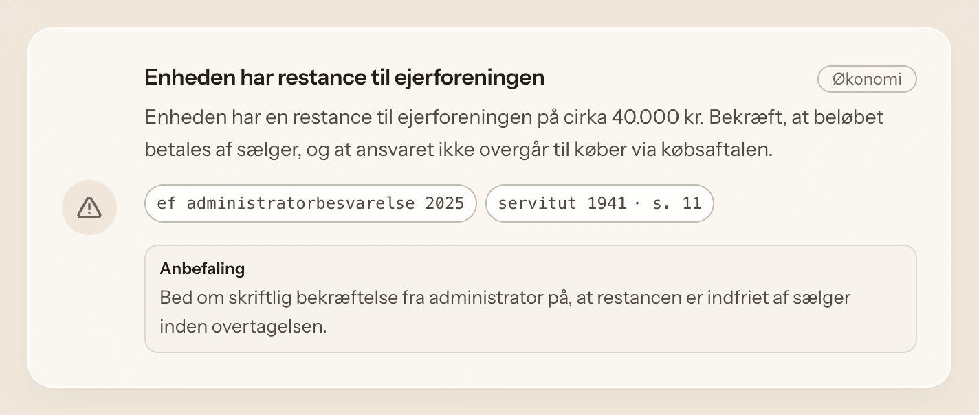 Et enkelt fund i rapporten for eksempelboligen: et rødt flag om restance til ejerforeningen, med henvisning til de dokumenter fundet bygger på og en anbefaling til køber.