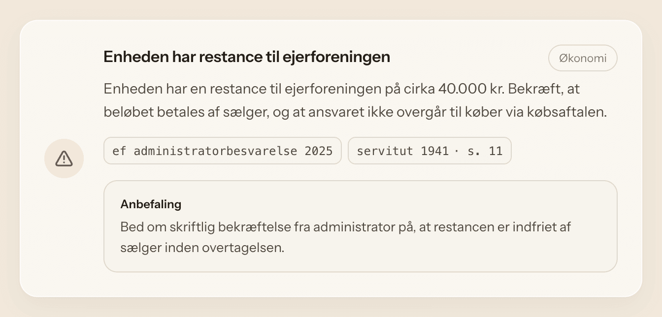 Et enkelt fund i rapporten for eksempelboligen: et rødt flag om restance til ejerforeningen, med henvisning til de dokumenter fundet bygger på og en anbefaling til køber.